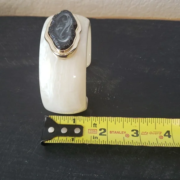 Vintage Super Chunky Lucite Faux Agate Cuff Bracelet - Picture 7 of 7